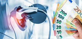 Ηλεκτρικό αυτοκίνητο σε φόρτιση, δίπλα στο οποίο υπάρχουν χαρτονομίσματα