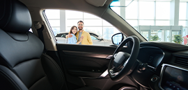 Στην εικόνα απεικονίζεται ένα ζευγάρι να κοιτάει προς ένα αυτοκίνητο.