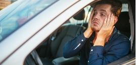 Απεγνωσμένος οδηγός κρατά το κεφάλι του