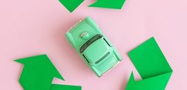 Σύμβολο ανακύκλωσης με τρία πράσινα βέλη σε κύκλο μέσα στον οποίο υπάρχει ένα μοντέλο πράσινου αυτοκινήτου