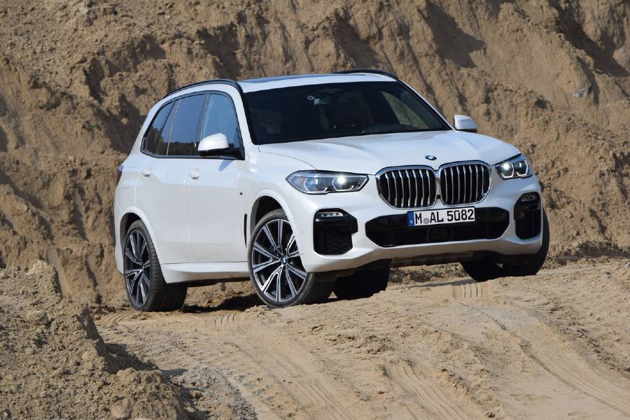 BMW X5 σε χωματόδρομο, δείχνει την ασφάλεια αυτοκινήτου 3000 κυβικών
