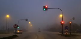 Ομιχλώδες διασταύρωση με φανάρια