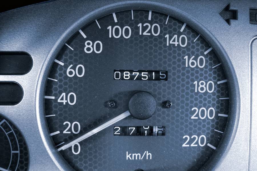 Οδόμετρο αυτοκινήτου που δείχνει 87.515 χιλιόμετρα, χρήσιμο σε πακέτα ασφάλειας αυτοκινήτου με το χιλιόμετρο.