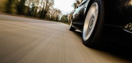 Αυτοκίνητο στον δρόμο