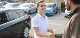 Υποψήφιος νέος οδηγός κάνει χειραψία με δάσκαλο οδήγησης, αφού έμαθε πόσο κοστίζει το δίπλωμα οδήγησης & τι χρειάζεται.