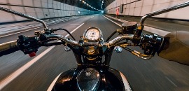 Κοντινό πλάνο τιμονιού μηχανής εν κινήσει