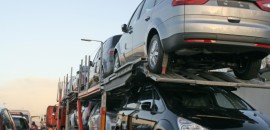 Εισαγωγή αυτοκινήτων σε διώροφη νταλίκα που μεταφέρει πολλά οχήματα σε αυτοκινητόδρομο.