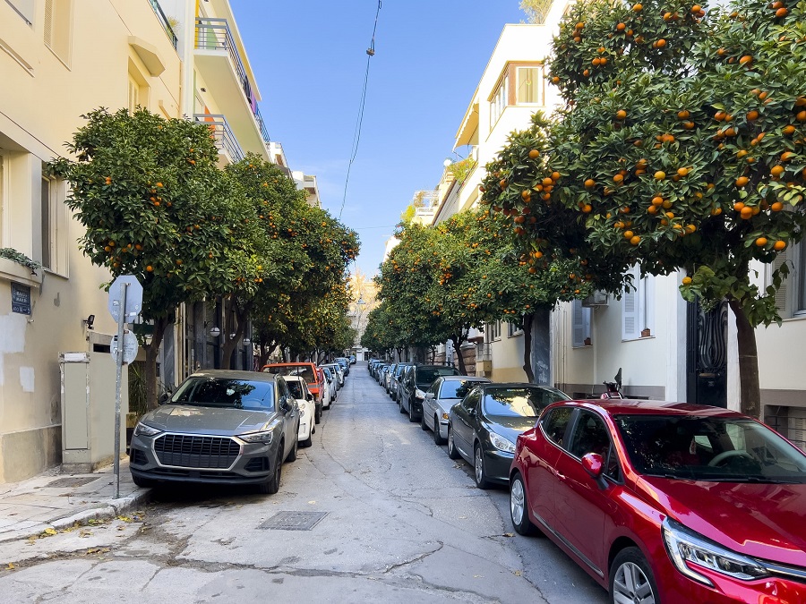 Μονόδρομος στην Αθήνα με παρκαρισμένα αυτοκίνητα