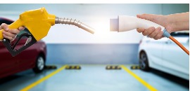 Αντλία καυσίμων απέναντι από πρίζα φόρτισης ηλεκτρικού αυτοκινήτου