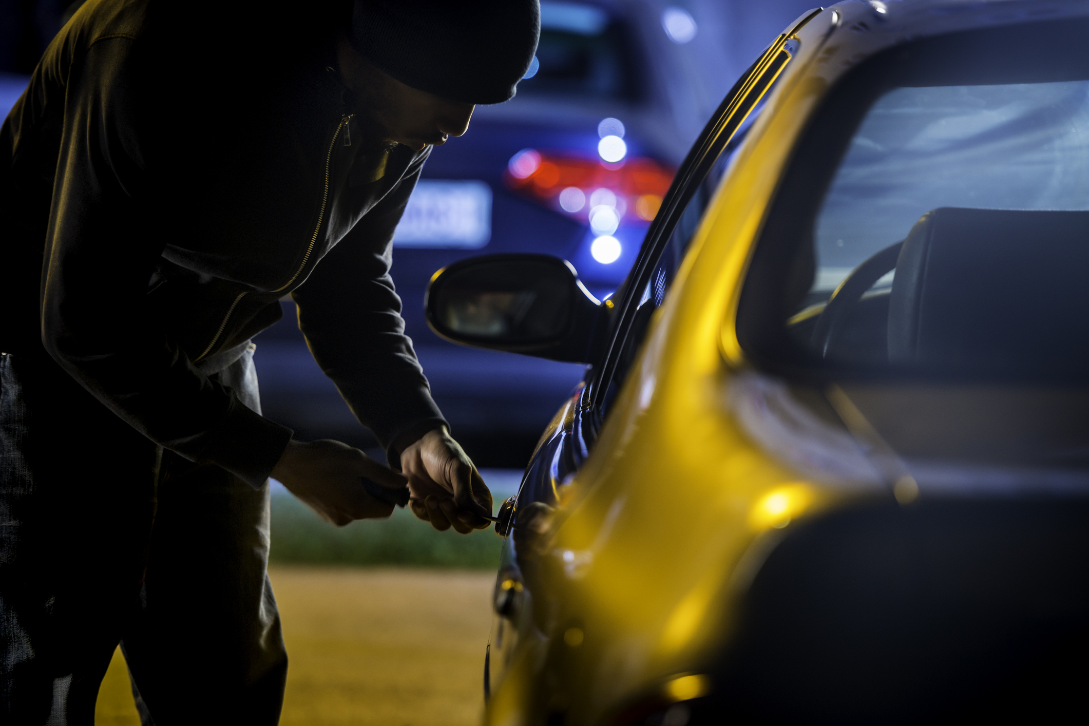 Ληστής προσπαθεί να παραβιάσει κλειδαριά αυτοκινήτου