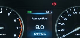 Οθόνη αυτοκινήτου που δείχνει μέση κατανάλωση 8 λίτρα/100χλμ, σχετική με το κόστος βενζίνης ανά χιλιόμετρο