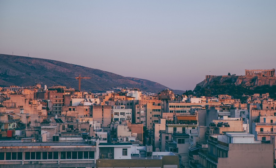 Κτήρια στην πόλη της Αθήνας με την Ακρόπολη στο παρασκήνιο