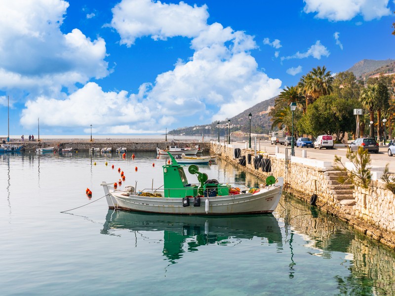 Μικρό λιμανάκι στο Λουτράκι