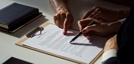 Υπογραφή εγγράφου σε δικηγορικό γραφείο δείχνοντας τη διαδικασία μεταβίβασης αυτοκινήτου λόγω θανάτου χωρίς διαθήκη