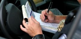 Αστυνομικός καταγράφει στοιχεία διπλώματος οδήγησης
