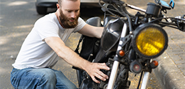 Οδηγός ελέγχει την μηχανή του