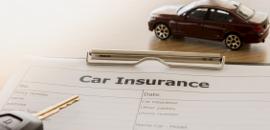 Έντυπο Ασφάλισης Αυτοκινήτου δίπλα στο οποίο υπάρχουν κλειδιά και μοντέλο αυτοκινήτου