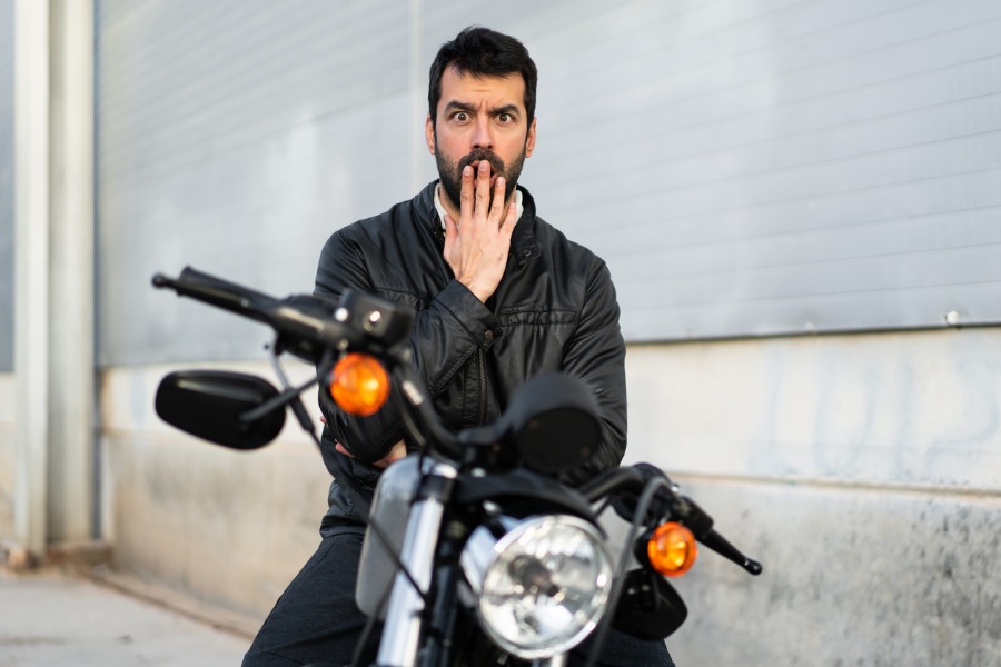 Σοκαρισμένος οδηγός μηχανής