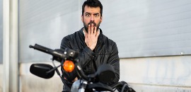 Σοκαρισμένος οδηγός μηχανής