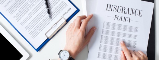 Άνθρωπος διαβάζει πολιτική ασφάλισης εταιρίας