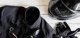 Προστατευτικός εξοπλισμός μοτοσικλετιστή με ζακέτα, κράνος και γάντια