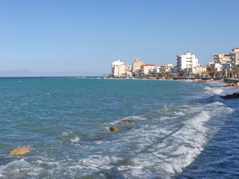 Κύμματα σε παραλία μέσα στην πόλη του Ξυλοκάστρου